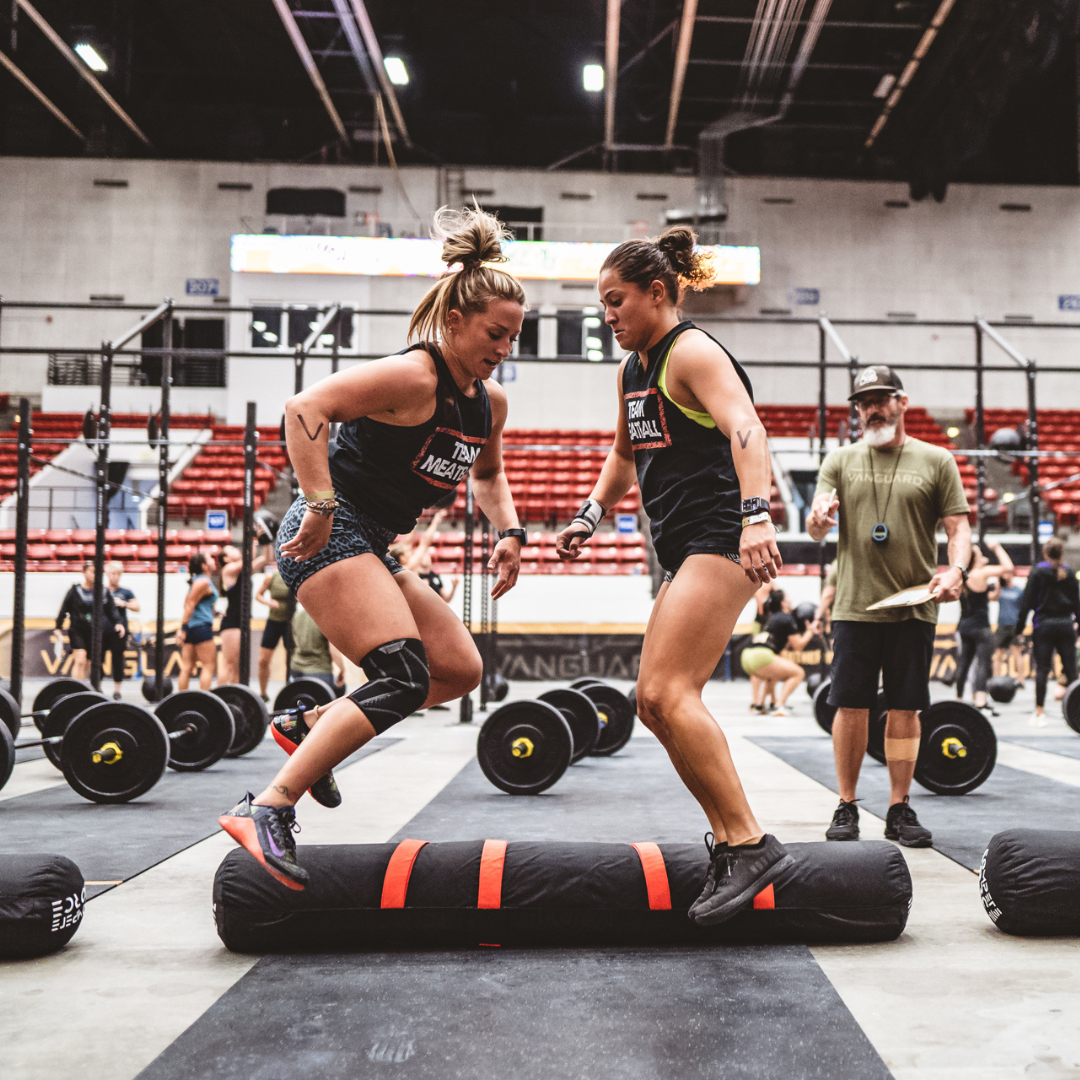 2-Person Worm Challenge at Metcon Rush – Athletes in sync while carrying the 2-Person Worm at the Metcon Rush event.